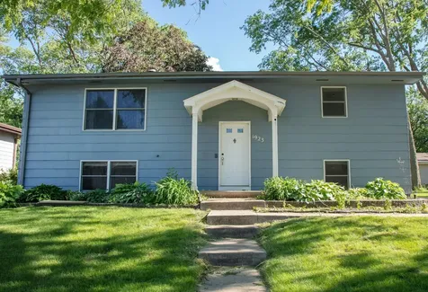 1923 4th Avenue NW Waverly IA 50677