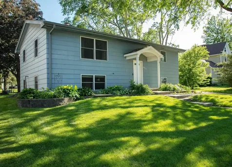 1923 4th Avenue NW Waverly IA 50677