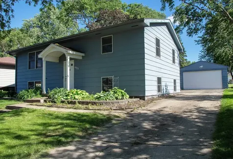 1923 4th Avenue NW Waverly IA 50677