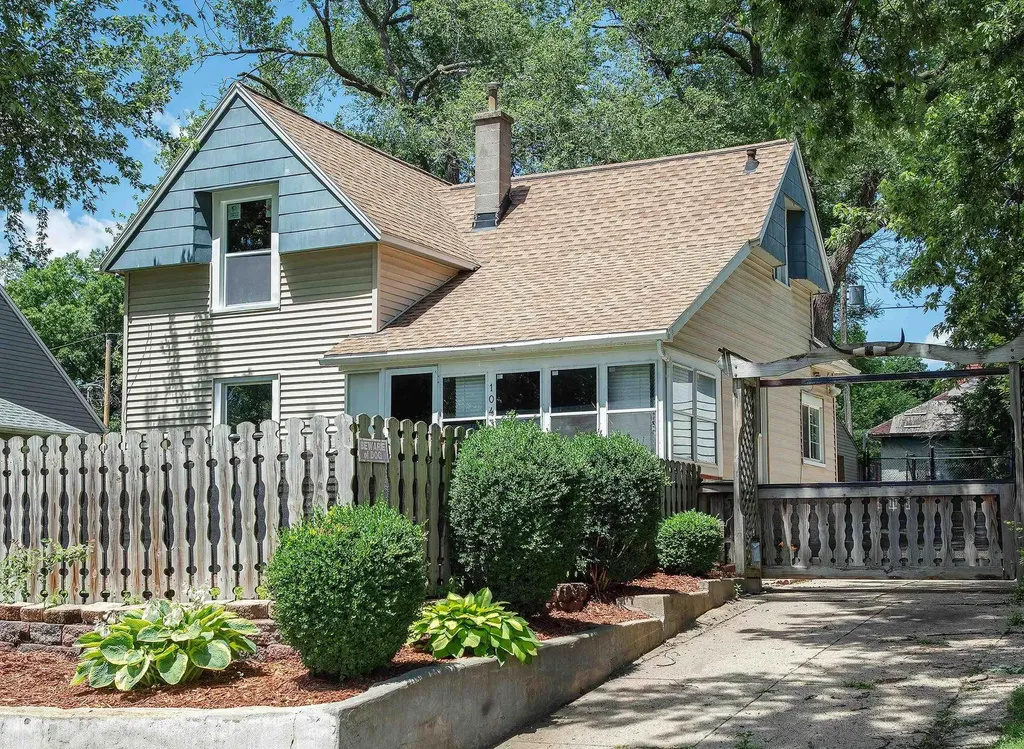 1043 Independence Avenue Waterloo IA 50703