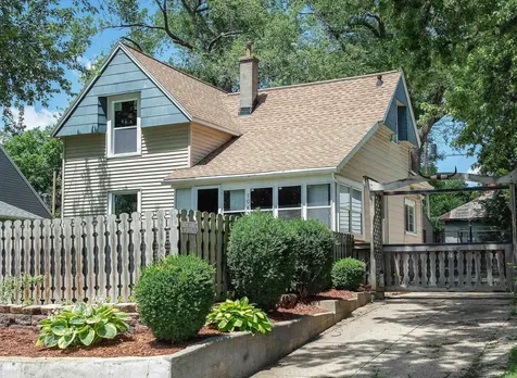 1043 Independence Avenue Waterloo IA 50703