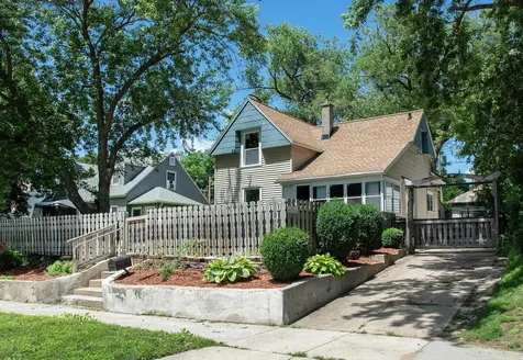 1043 Independence Avenue Waterloo IA 50703