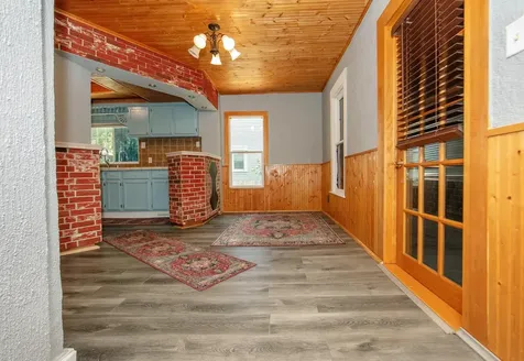 1043 Independence Avenue Waterloo IA 50703