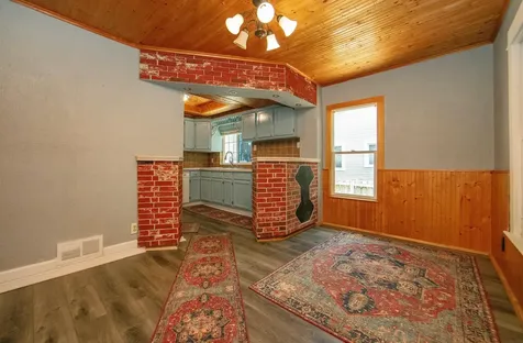 1043 Independence Avenue Waterloo IA 50703