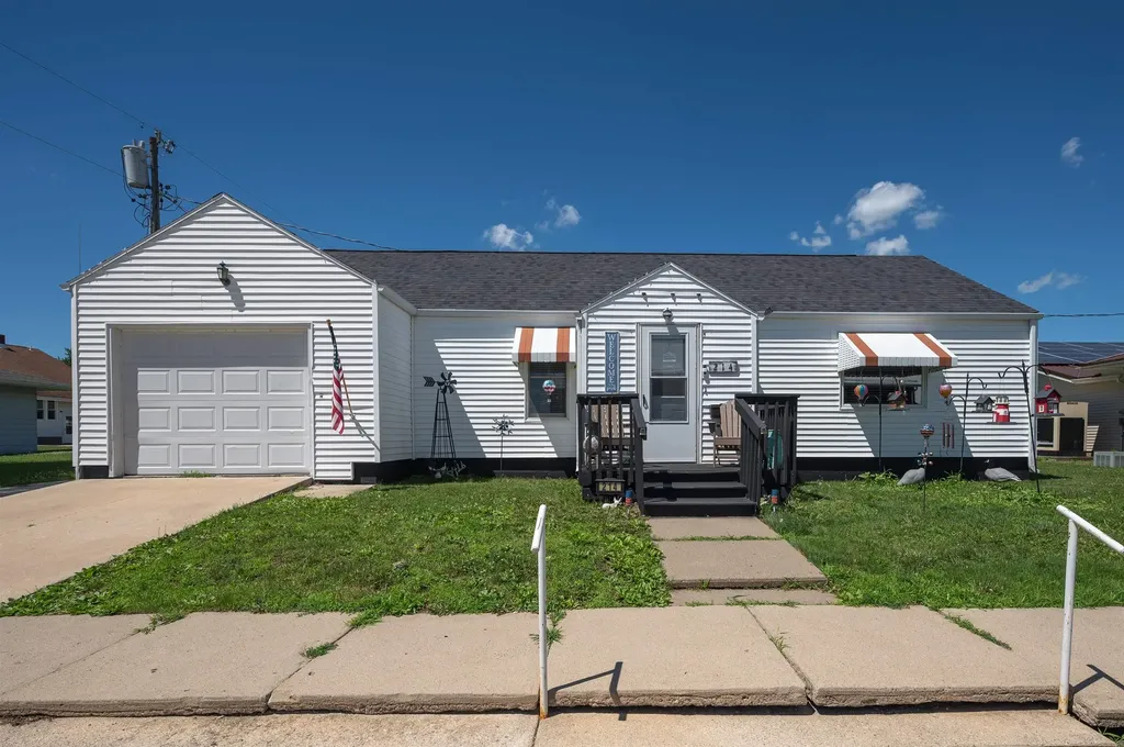 214 1st Street Keystone IA 52249