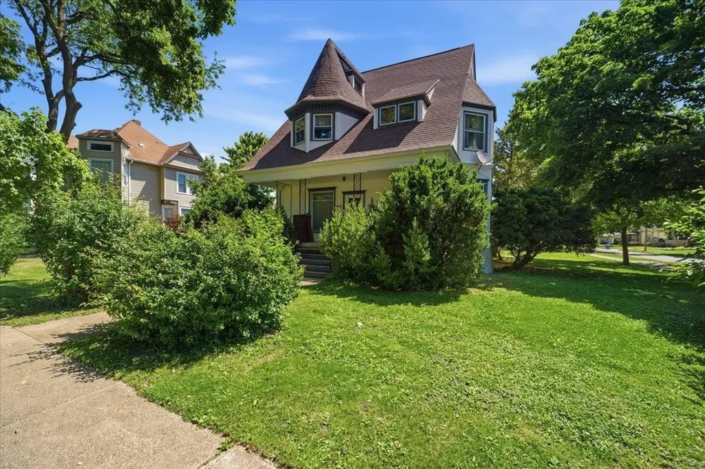 203 1st Avenue NE Oelwein IA 50662
