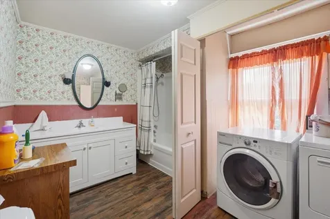 203 1st Avenue NE Oelwein IA 50662