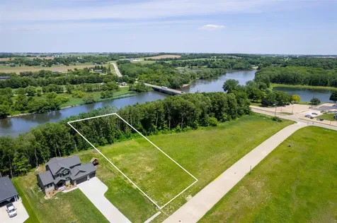 118 Deerfield Circle Waverly IA 50677