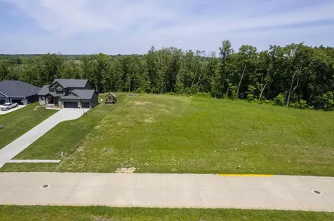 118 Deerfield Circle Waverly IA 50677