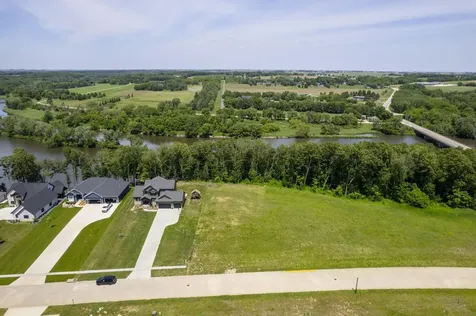 118 Deerfield Circle Waverly IA 50677