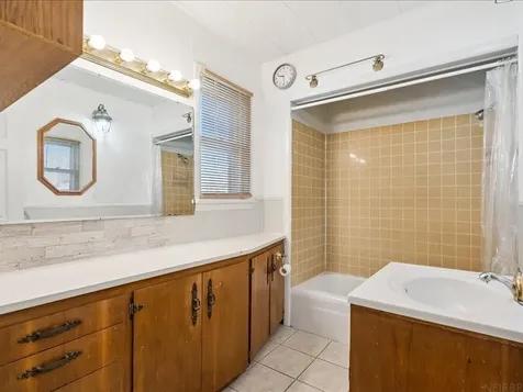 323 N Frederick Avenue Oelwein IA 50662