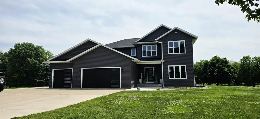 2988 Cottonwood Place Charles City IA 50616