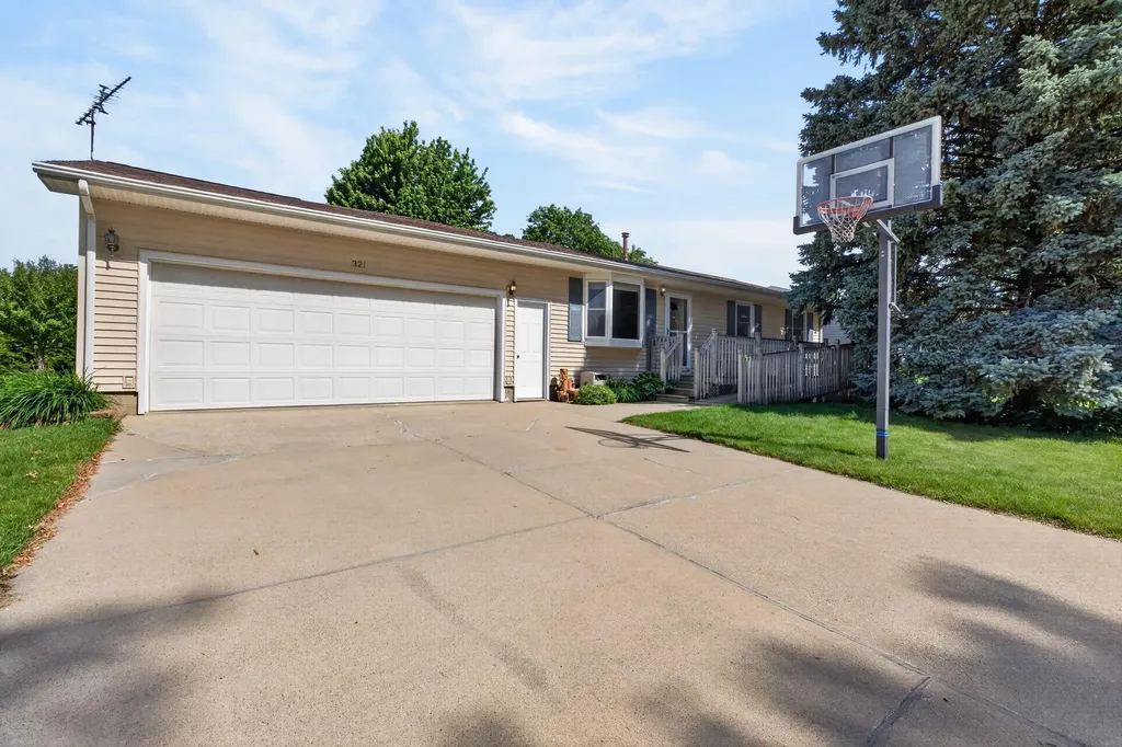 321 Devlin Circle Cedar Falls IA 50613