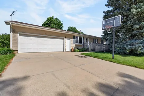 321 Devlin Circle Cedar Falls IA 50613