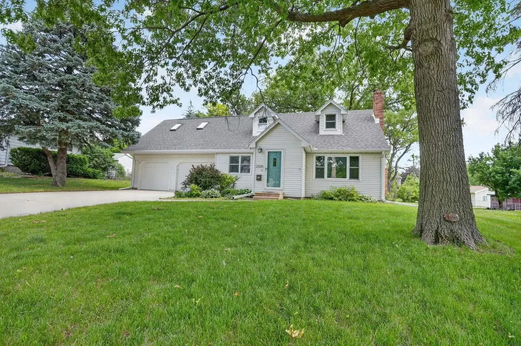 2509 Edgemont Avenue Waterloo IA 50702