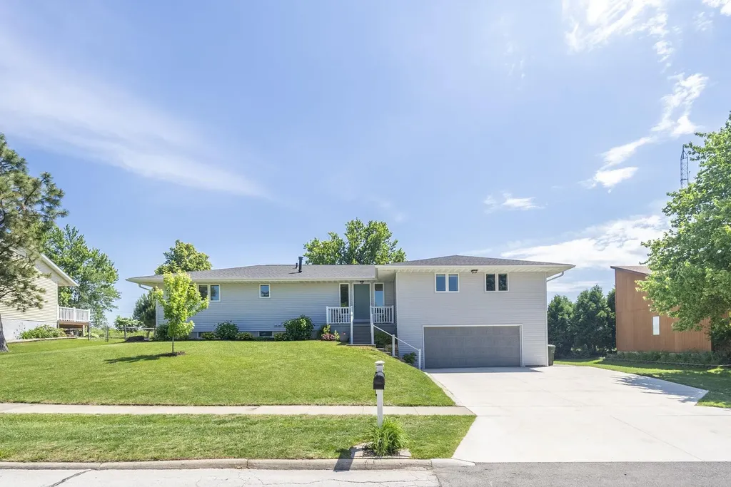 2014 Hilton Drive Cedar Falls IA 50613