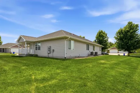 904 NE Cresent View Drive Cedar Rapids IA 52402