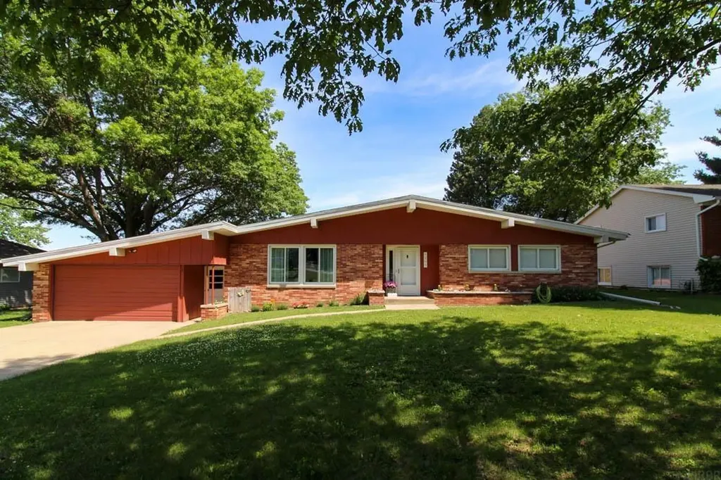1205 E Avenue Grundy Center IA 50638
