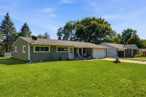 1104 1st Street NE Oelwein IA 50662