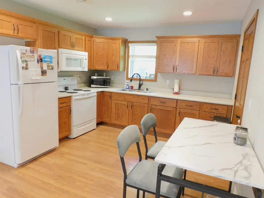 402B 5th Street Delhi IA 52223