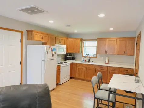 402B 5th Street Delhi IA 52223
