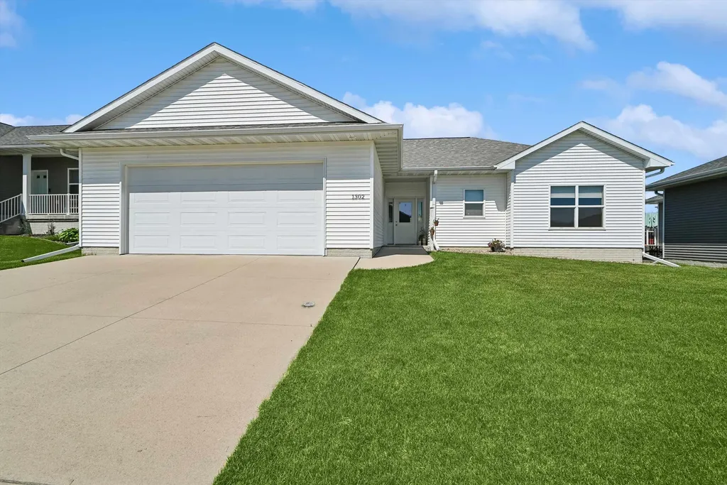 1302 SE 1st Street Waverly IA 50677