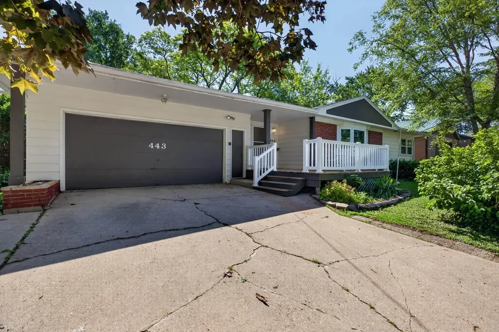 443 S Hackett Road Waterloo IA 50701