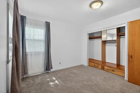 443 S Hackett Road Waterloo IA 50701