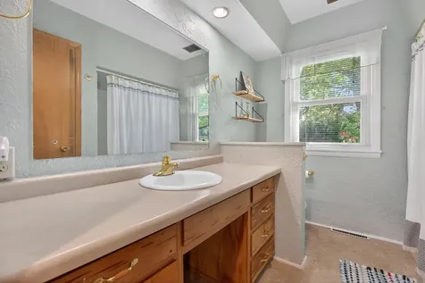 443 S Hackett Road Waterloo IA 50701