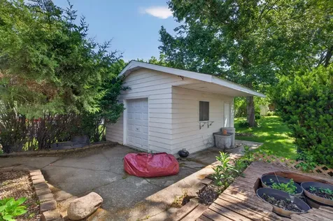 443 S Hackett Road Waterloo IA 50701