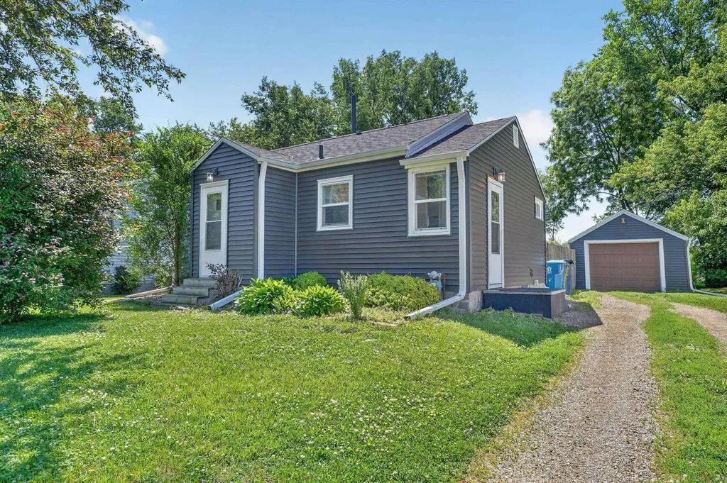141 Stewart Avenue Waterloo IA 50701