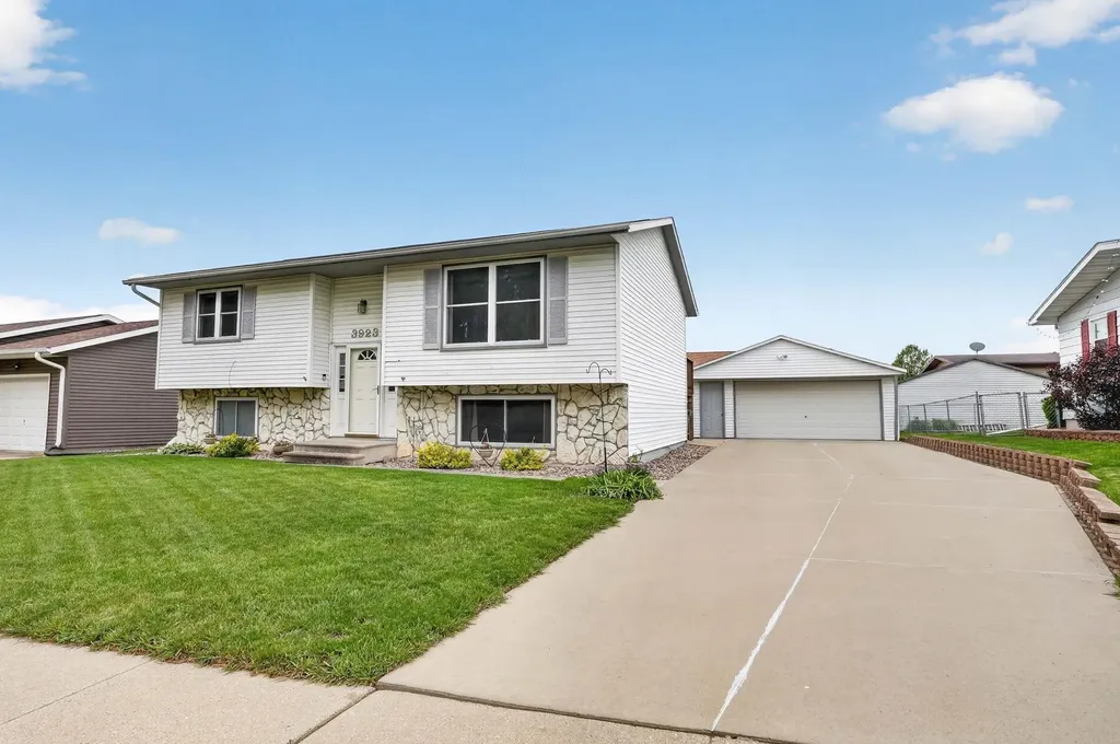 3923 Del Matro Road Waterloo IA 50701