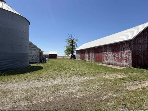 1542 V Avenue Dysart IA 52224