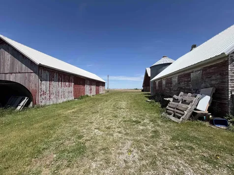 1542 V Avenue Dysart IA 52224