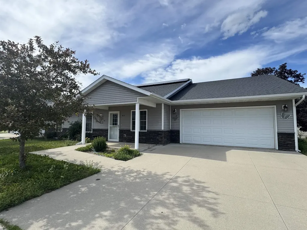 813 Parkside Lane Charles City IA 50616