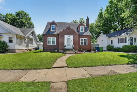 2211 W 3rd Street Waterloo IA 50701