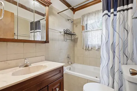 1781 Flower Street Waterloo IA 50701