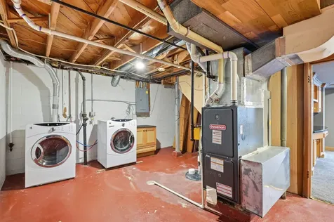 1781 Flower Street Waterloo IA 50701