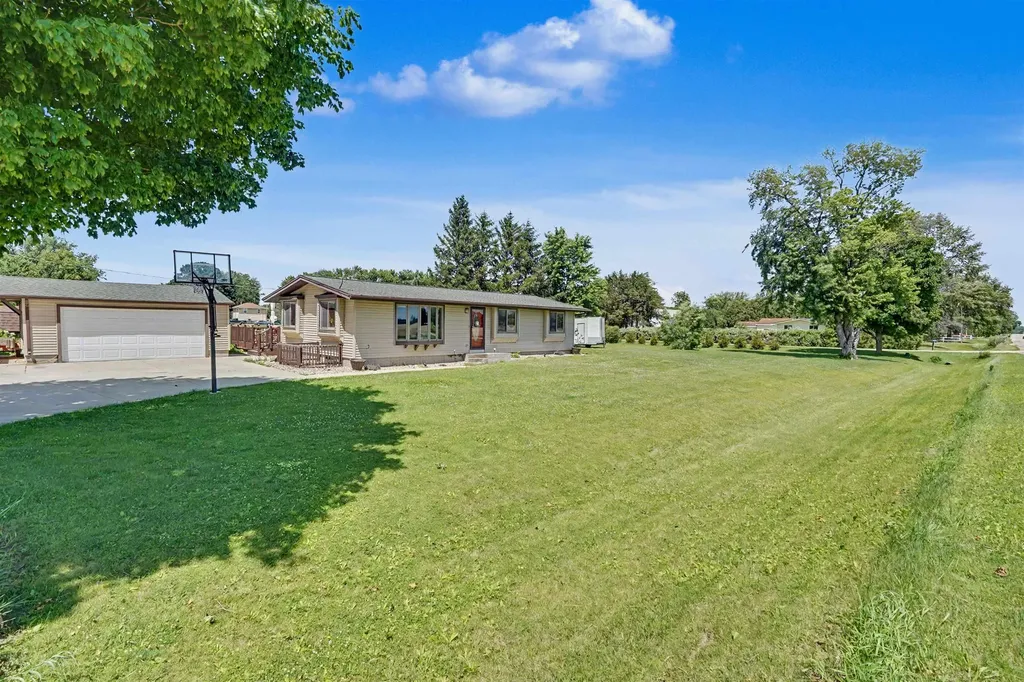 6160 W Mt. Vernon Road Cedar Falls IA 50613