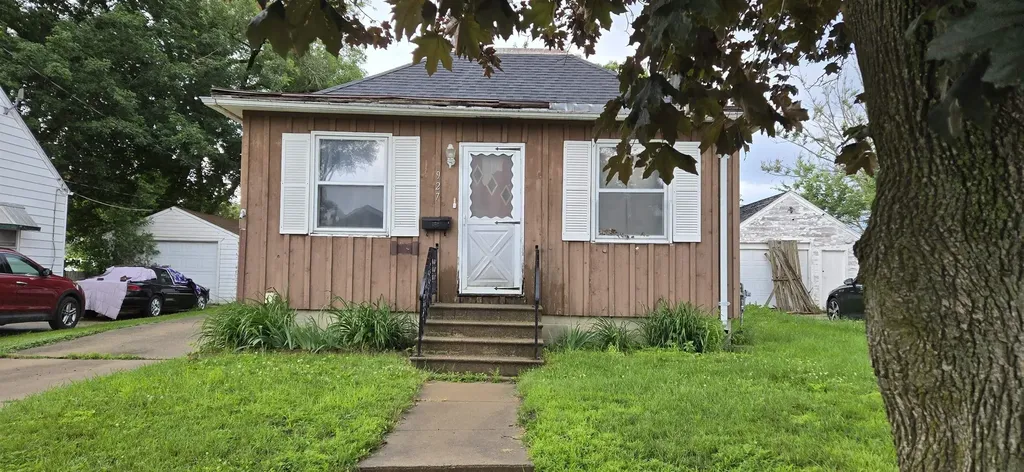 927 Newton Street Waterloo IA 50703