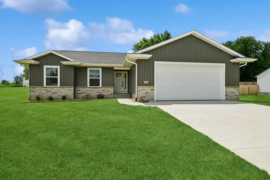 104 5th Avenue Court Coggon IA 52218