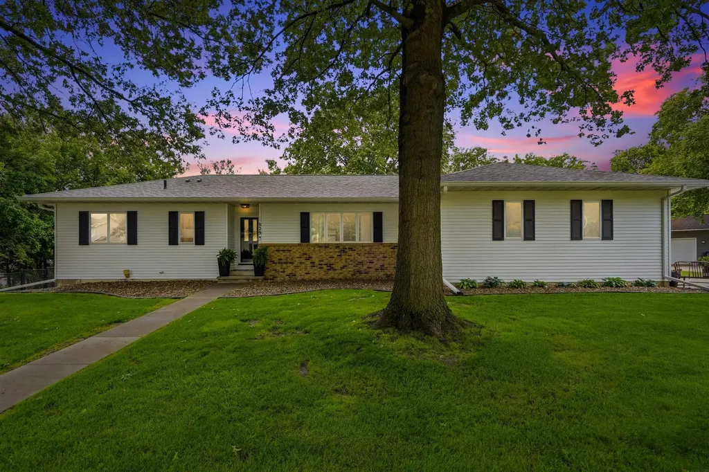 829 Maucker Road Cedar Falls IA 50613