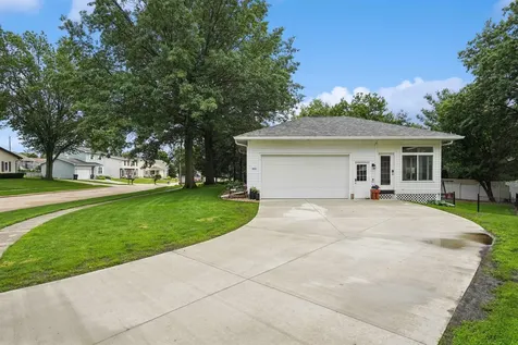 829 Maucker Road Cedar Falls IA 50613