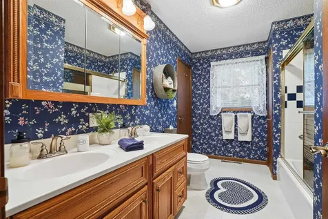 1302 Round Horn Street Waverly IA 50677