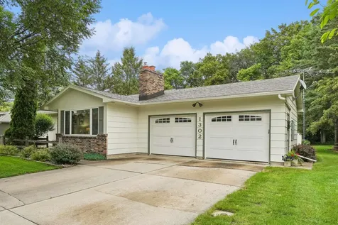 1302 Round Horn Street Waverly IA 50677