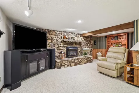 1302 Round Horn Street Waverly IA 50677