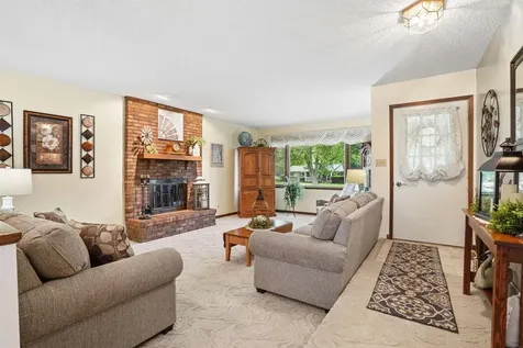 1302 Round Horn Street Waverly IA 50677