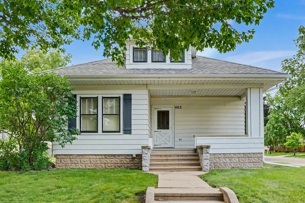 402 NW 4th Avenue Waverly IA 50677