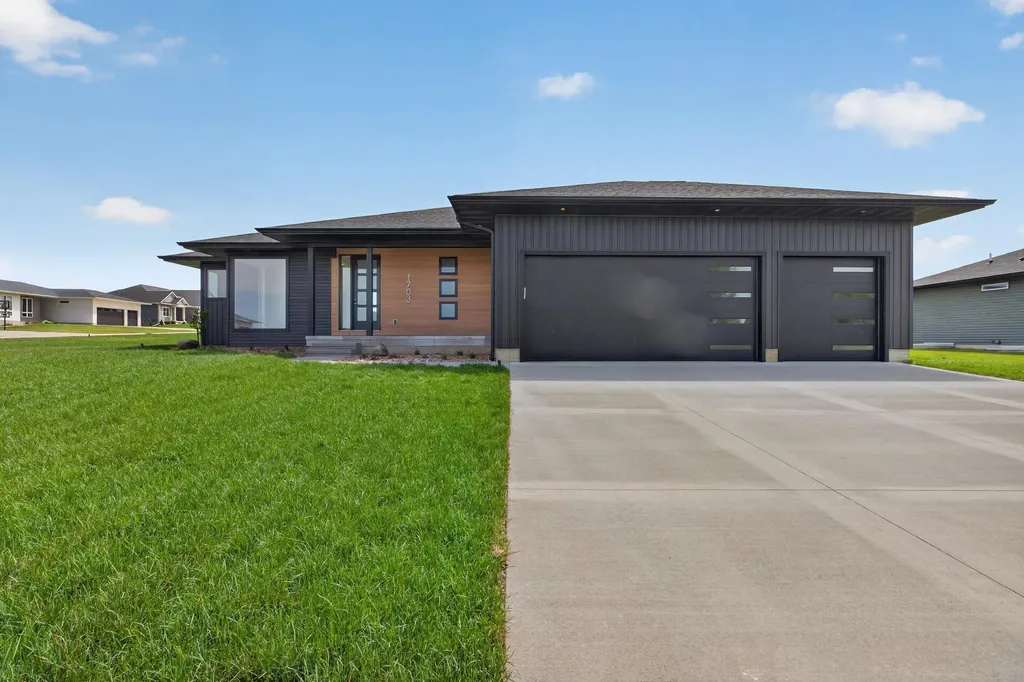 1703 Red Tail Drive Waterloo IA 50701