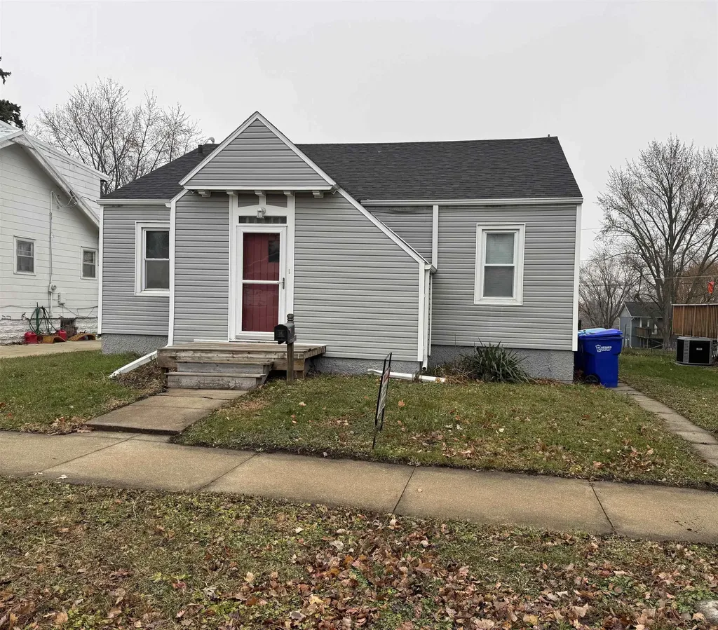 827 NE 1st Avenue Oelwein IA 50662